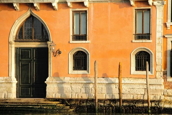Egy Ajtó Egy Épületet Velencei Canal Grande Mentén — Stock Fotó