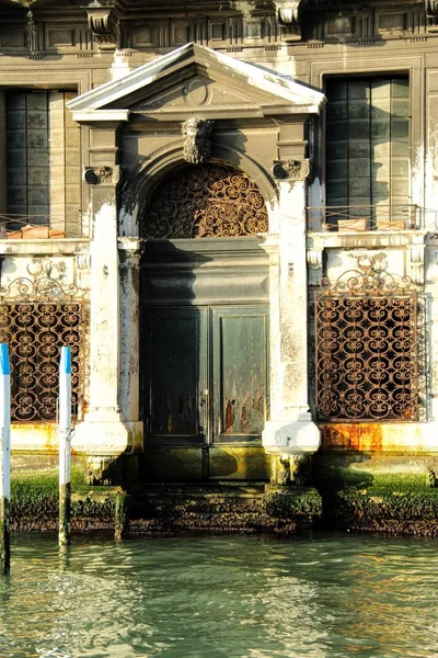 Una Puerta Edificio Largo Del Gran Canal Venecia — Foto de Stock