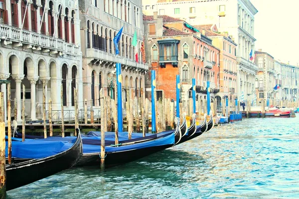 Kotvící Gondoly Řadě Canal Grande Benátkách — Stock fotografie