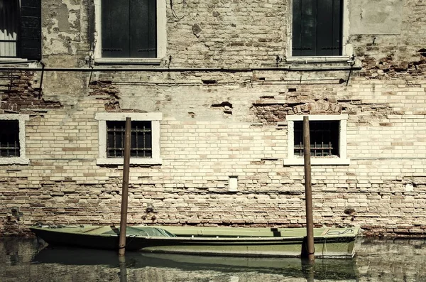 Egy Csatorna Mentén Egy Tégla Épület Velencében Hajó — Stock Fotó