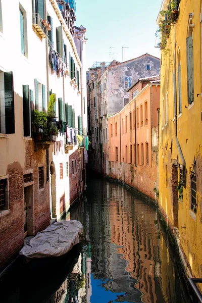 Ένα Ήσυχο Κανάλι Χωρίς Οποιαδήποτε Άτομα Στη Βενετία Ιταλία — Φωτογραφία Αρχείου