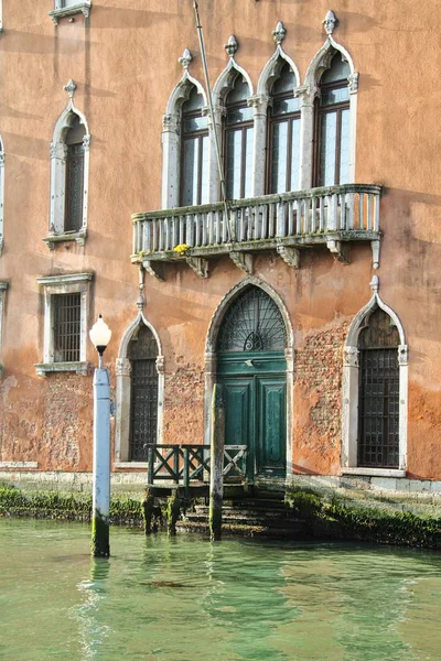 ヴェネツィアの大運河沿いの建物のドア — ストック写真