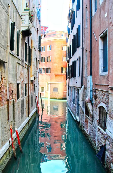 Egy Üres Canal Velence Olaszország Kék Víz — Stock Fotó