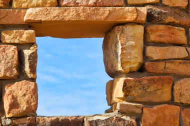 Bir pencerede bir çöl için mavi bir gökyüzü konut kalıntıları aramak