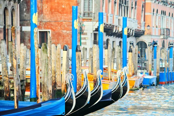 Góndolas Amarradas Fila Gran Canal Venecia Italia — Foto de Stock