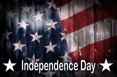 Bağımsızlık günü beyaz kelimelerle ahşap üzerine bir Amerikan bayrağı.