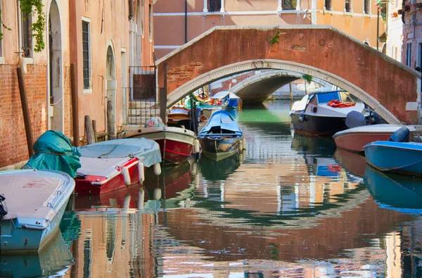 Mehrere Leere Boote Schwimmen Einem Kanal Mit Einer Brücke Venedig — Stockfoto