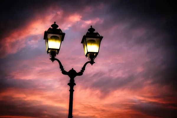 Una Luz Calle Antigua Con Coloridas Nubes Nocturnas Fondo Con —  Fotos de Stock