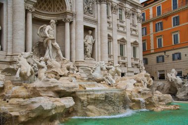 Trevi Çeşmesi Roma İtalya açılı görünümü.