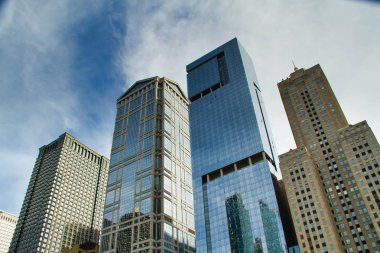 Cam gökdelen görüntü ışık ve parçalı bulutlu bir gökyüzü yansıtan bir grup.