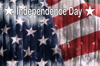 Bağımsızlık günü beyaz kelimelerle ahşap üzerine bir Amerikan bayrağı.