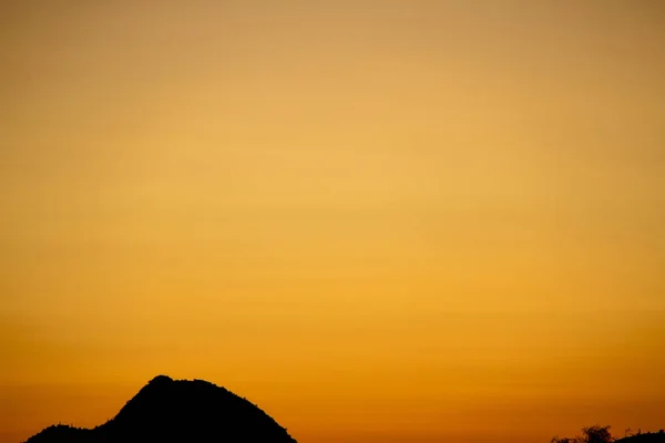 コピー スペースを提供する空と砂漠の山のシルエット — ストック写真
