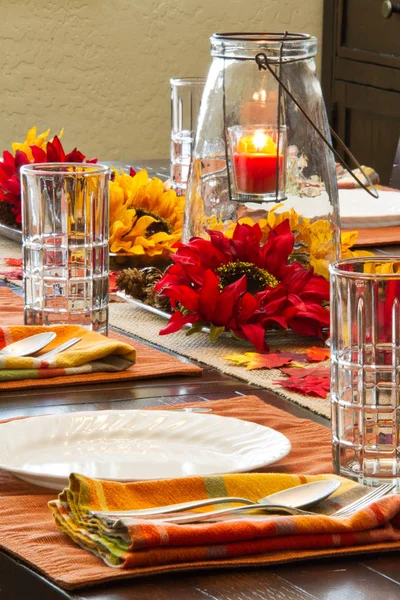 秋の饗宴の飾られたテーブルの設定 — ストック写真