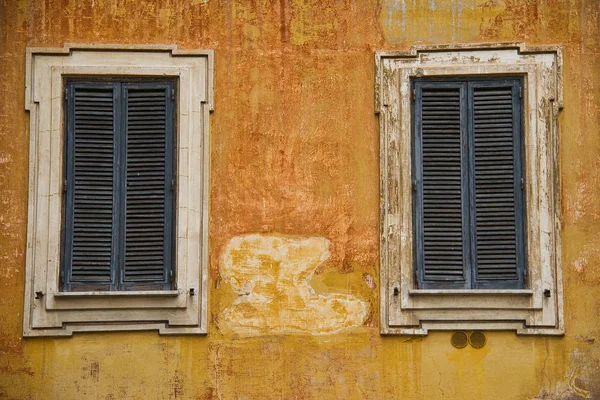 Une Paire Fenêtres Sur Mur Plâtre Couleur Moutarde Ruine Italie — Photo