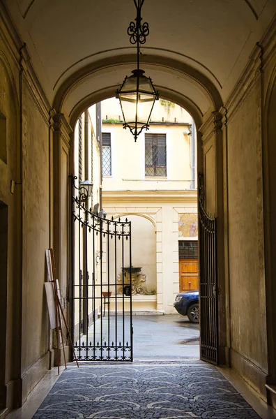 Een Doorgang Naar Een Italiaanse Binnenplaats Met Een Half Gesloten — Stockfoto