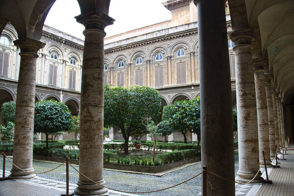 Глядя через колонны во двор в Риме
.