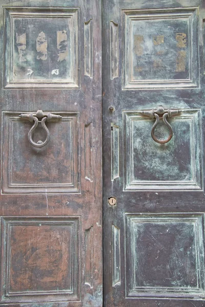 Par Puertas Metálicas Bien Envejecidas Con Corrosión —  Fotos de Stock