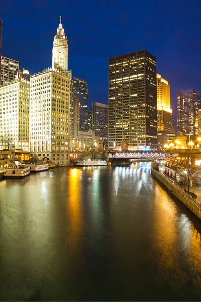 Река Чикаго Вечером Время Голубой Огонька Большим Количеством Городских Огней — стоковое фото