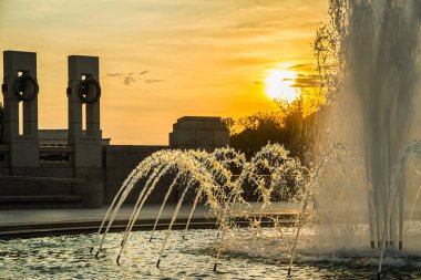 2. Dünya Savaşı 'ndaki çeşmenin günbatımı görüntüsü.