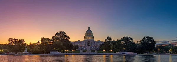 Imagem panorâmica do Capitólio dos Estados Unidos com o boné — Fotografia de Stock