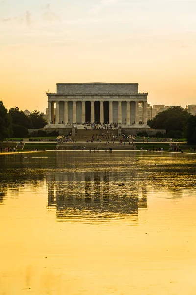 Вечернее изображение мемориала Линкольна с отражающим бассейном — стоковое фото