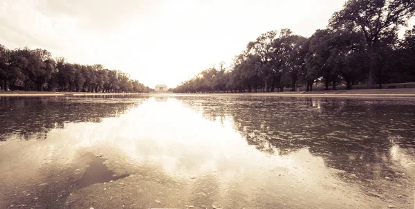 Panorama de la noche del Lincoln Memorial con la caca reflectante — Foto de Stock