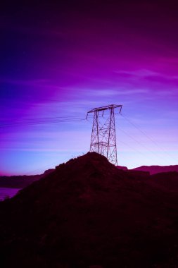 Kayalık bir arazide elektrik kuleleri olan enerji konsepti görüntüsü