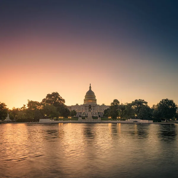 El Capitolio de los Estados Unidos con el capitolio reflejando caca — Foto de Stock