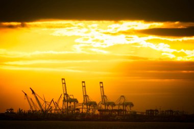 Limanın üzerinde parlak sarı gün batımı