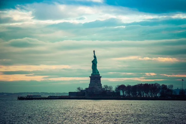 Статуя Свободы, стоящая в гавани Нью-Йорка — стоковое фото