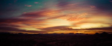 Sonoran 'da günbatımının panoramik görüntüsü