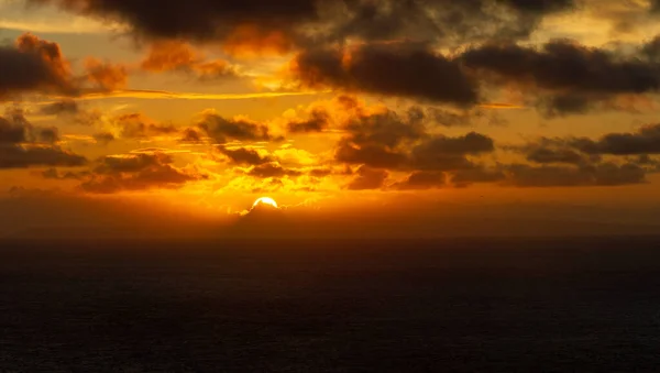 夏威夷群岛在太平洋上空戏剧性的日出 — 图库照片
