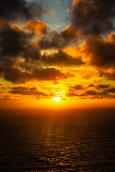 夏威夷群岛在太平洋上空戏剧性的日出 — 图库照片
