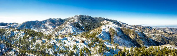 Dağ Zirvesi 'nin panorama görüntüsü. Tucson, Arizona 'nın dışındaki Lemmon' un üzeri parlak mavi gökyüzü karla kaplıydı..