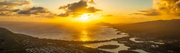 Hawaii 'nin Oahu Adası' nda gün batımının manzarası ön planda Hawaii Kia şehri ve uzakta Diamond Head ile bir dağın tepesinden görülmektedir. Görüntü Koko Krateri 'nin zirvesinden alındı..