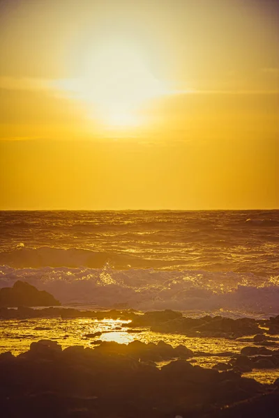 Солнце Встает Над Океаном Каменистый Передний План Грубая Поверхность Врезается — стоковое фото