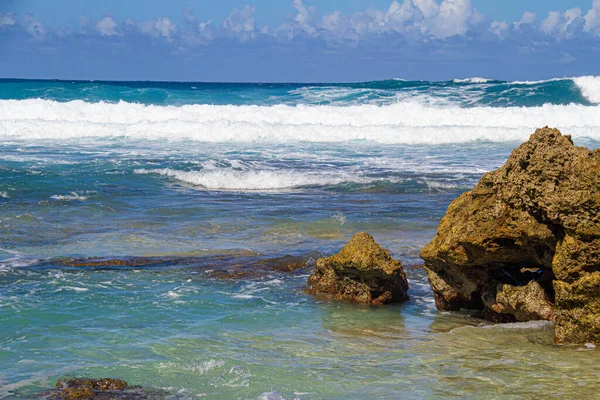 Jasné Modré Vody Tichého Oceánu Šplouchající Skalnaté Pobřeží Oahu Havajských — Stock fotografie