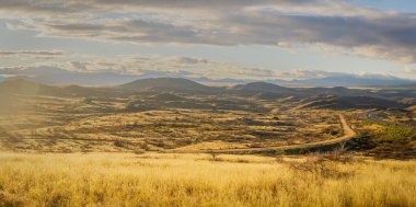Arizona 'nın vahşi doğasında gün doğumu Aqua Fria Ulusal Anıtı' nda.