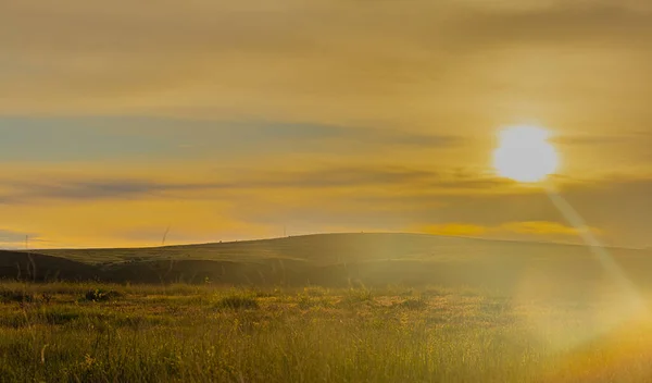 Sonnenaufgang Über Einer Grünen Prärie Mit Fernen Hügeln Auf Black — Stockfoto