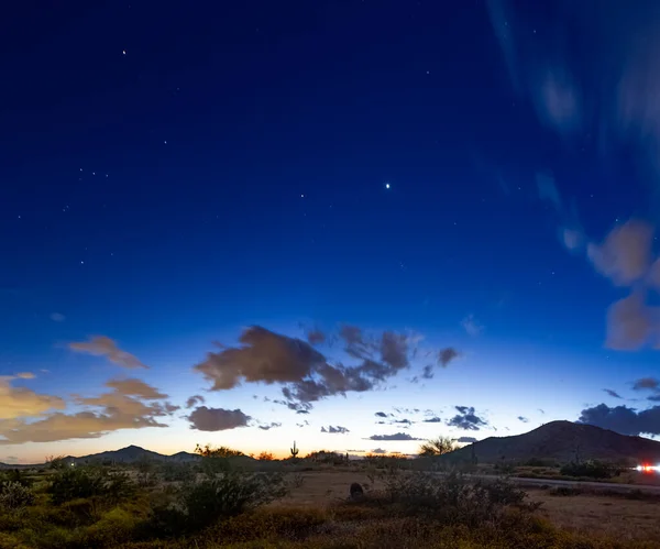 Вечернее Изображение Ночного Неба Пустыни Голубой Час Драматическими Облаками Звездами — стоковое фото