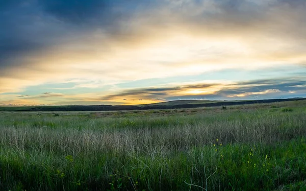 Salida Del Sol Sobre Una Pradera Verde Con Colinas Lejanas —  Fotos de Stock