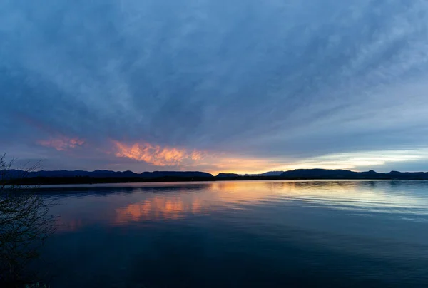 Słońce Wschodzące Nad Jeziorem Kolorami Wschodu Słońca Odbijającymi Się Chmur — Zdjęcie stockowe