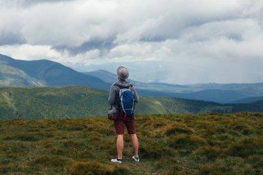 Dağda Hoverla erkek yolcu ve Ukraynaca, yatay bir arka plan üzerinde Karpatlar