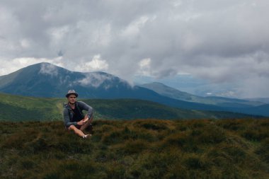 Dağda Hoverla erkek yolcu ve Ukraynaca, yatay bir arka plan üzerinde Karpatlar