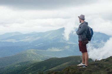 Dağda Hoverla erkek yolcu ve Ukraynaca, yatay bir arka plan üzerinde Karpatlar
