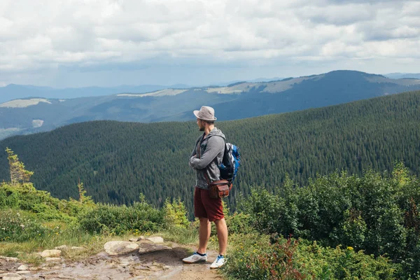 Dağda Hoverla erkek yolcu ve Ukraynaca, yatay bir arka plan üzerinde Karpatlar