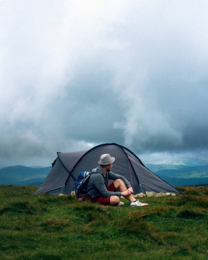 Dağda Hoverla erkek yolcu ve Ukraynaca, yatay bir arka plan üzerinde Karpatlar