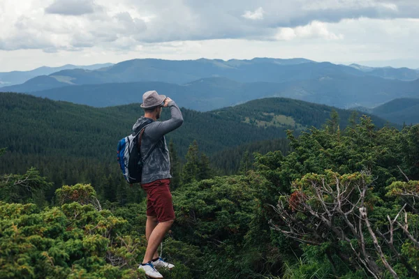 Dağda Hoverla erkek yolcu ve Ukraynaca, yatay bir arka plan üzerinde Karpatlar