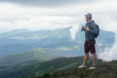 Dağda Hoverla erkek yolcu ve Ukraynaca, yatay bir arka plan üzerinde Karpatlar