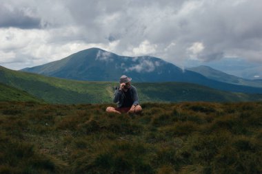 Dağda Hoverla erkek yolcu ve Ukraynaca, yatay bir arka plan üzerinde Karpatlar